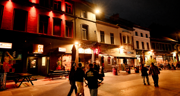 Bekafun brengt gekleurd licht naar de Gentse Overpoort: minder geduw, meer sfeer